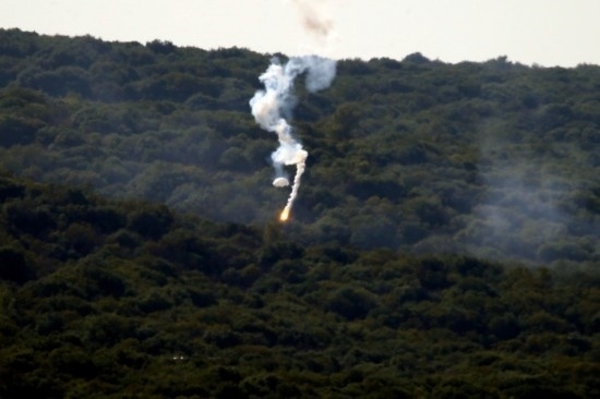 10月28日，閃光彈落在黎巴嫩納古拉樹林中燃起濃煙。新華社發(fā)（阿里·哈希紹攝）