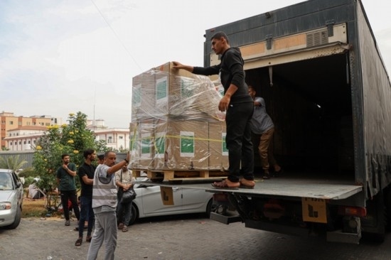  10月29日，工作人員在加沙地帶南部城市汗尤尼斯的一家醫(yī)院搬運(yùn)醫(yī)療援助物資。新華社發(fā)（里澤克·阿卜杜勒賈瓦德攝）