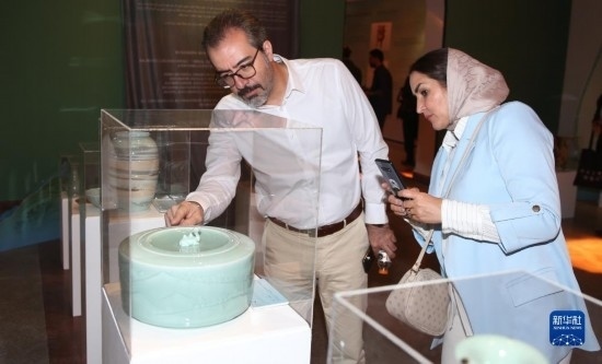 10月30日，人們?cè)谝晾实潞谔m伊朗國家藝術(shù)科學(xué)院觀看展出的展品。新華社記者 沙達(dá)提 攝