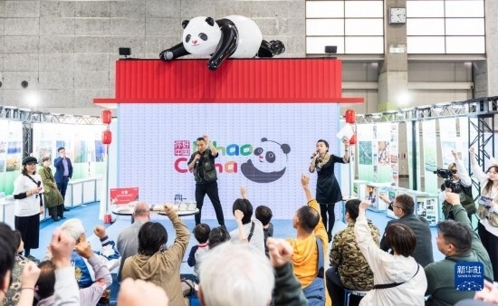  10月29日，游客在日本大阪國際會展中心中國館參與中國旅游知識問答活動。新華社發(fā)（中國駐大阪旅游辦事處供圖）