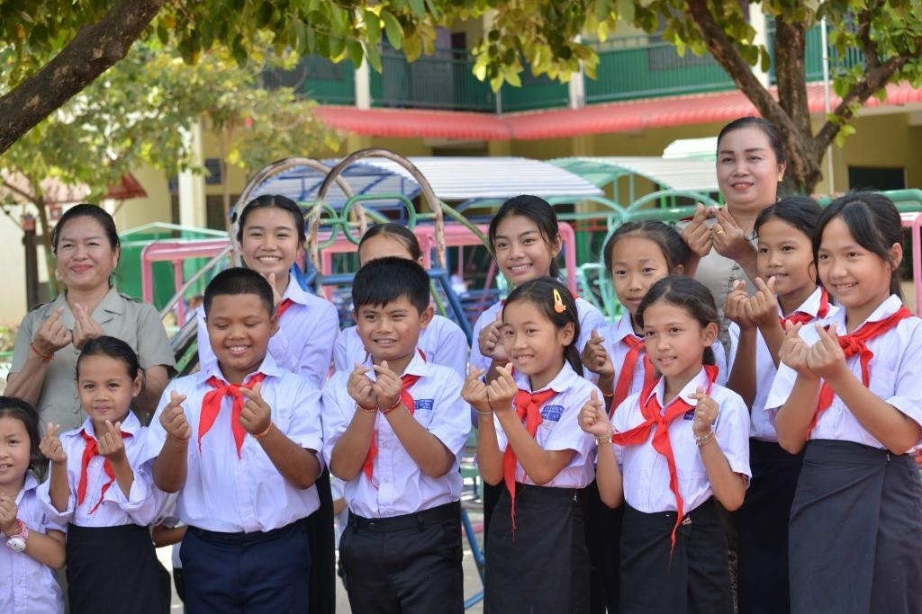 在采訪中，中老友好農(nóng)冰村小學(xué)師生為老中友誼“比心”。