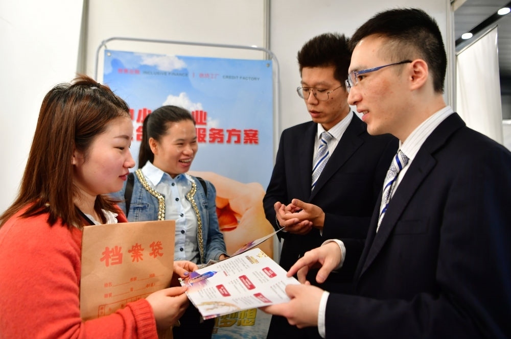 2019年5月9日，兩名鞋業(yè)公司的工作人員（左一和左二）向銀行工作人員咨詢中小微企業(yè)金融服務(wù)方案細(xì)則。當(dāng)日，福建自貿(mào)區(qū)福州片區(qū)稅企銀三方對(duì)接會(huì)在馬尾基金小鎮(zhèn)舉辦，來(lái)自傳統(tǒng)制造業(yè)、物聯(lián)網(wǎng)和電子商務(wù)等行業(yè)的企業(yè)代表參加對(duì)接會(huì)。新華社記者 魏培全 攝