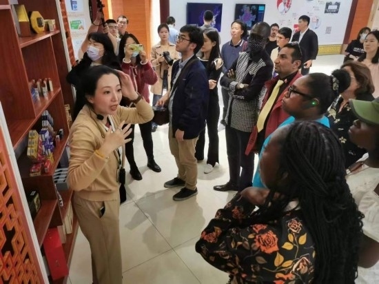 2023“一帶一路”媒體合作論壇聯合采訪團參觀仁和863科技園產品展示區(qū)。（本報記者 黃超攝）