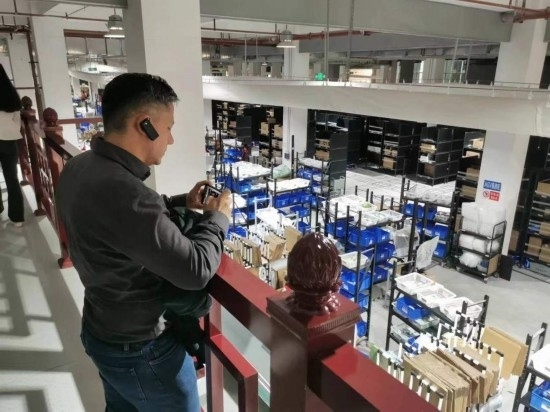 2023“一帶一路”媒體合作論壇聯合采訪團團員在仁和醫(yī)藥物流園拍攝記錄轉運流程。（本報記者 黃超攝）