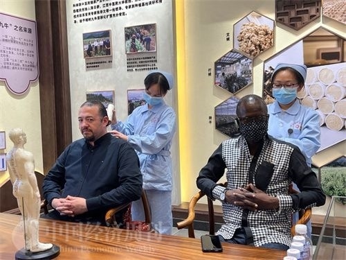  （外媒記者爭先恐后體驗艾灸，直呼神奇。中國經(jīng)濟周刊記者 郭志強 攝）