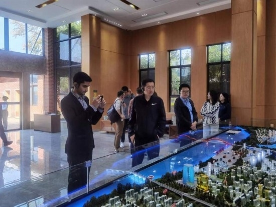 10月24日，2023“一帶一路”媒體合作論壇聯(lián)合采訪團(tuán)團(tuán)員在清水塘投資集團(tuán)招商服務(wù)中心參觀。本報(bào)記者 常雯宜攝