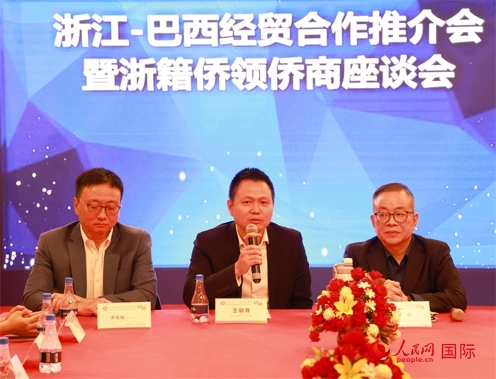 中國(guó)駐里約代總領(lǐng)事王尉育（中）在活動(dòng)中致辭。人民網(wǎng)記者 陳海琪攝