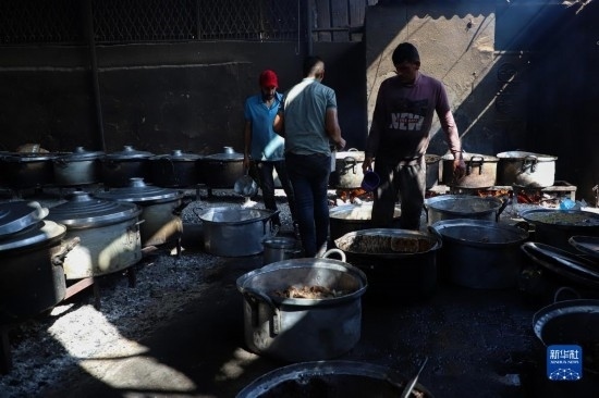 11月3日，在加沙地帶南部城市拉法，人們在煤氣中斷后用柴火做飯。新華社發(fā)（里澤克·阿卜杜勒賈瓦德攝）