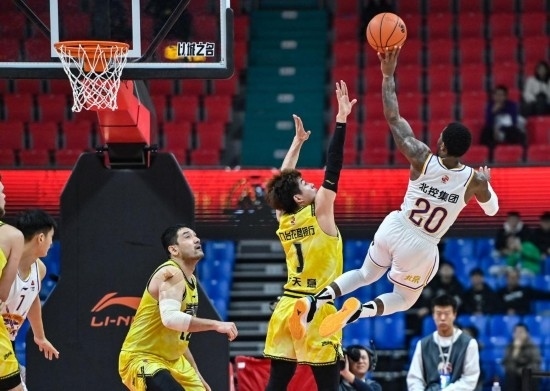 11月4日，北京控股隊球員費爾德（右一）在比賽中投籃。新華社記者 顏麟蘊 攝