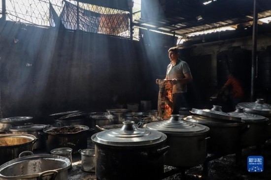 11月3日，在加沙地帶南部城市拉法，人們在煤氣中斷后用柴火做飯。新華社發(fā)（里澤克·阿卜杜勒賈瓦德攝）