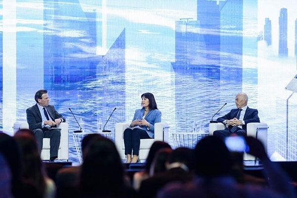 牛津大學研究全球化與發(fā)展問題的教授伊恩·戈爾?。ㄓ乙唬┍硎荆蚋窬值淖兓墙Y(jié)構(gòu)性的，各國特別是西方國家必須順應變化。迪拜商會供圖