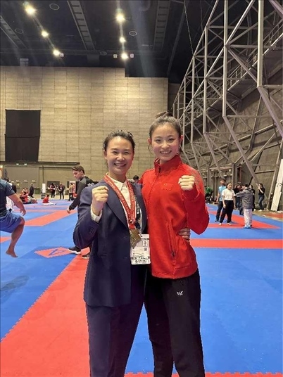 教練李紅（左）與龔莉（右）在2023年匈牙利布達佩斯世界空手道錦標(biāo)賽上合影。受訪者供圖