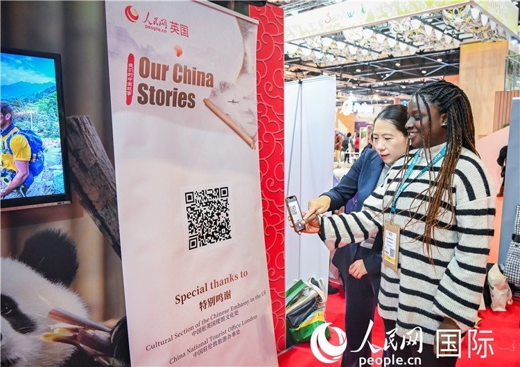 觀眾掃碼《我們的中國(guó)故事》系列視頻。人民網(wǎng) 郭錦標(biāo)攝