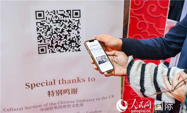 觀眾掃碼《我們的中國(guó)故事》系列視頻。人民網(wǎng) 郭錦標(biāo)攝