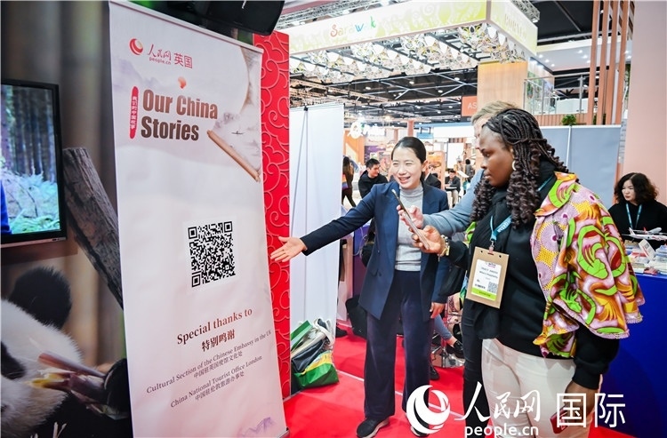 觀眾掃碼《我們的中國(guó)故事》系列視頻。人民網(wǎng) 郭錦標(biāo)攝