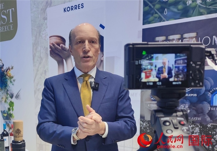 希華集團(tuán)創(chuàng)始人兼首席執(zhí)行官甘德密先生接受采訪。人民網(wǎng) 殷韜攝