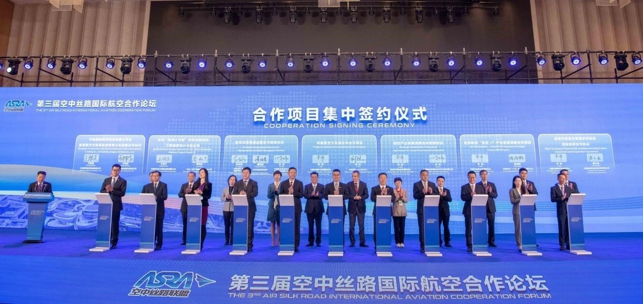 圖為7個(gè)國內(nèi)外合作項(xiàng)目現(xiàn)場(chǎng)簽約。人民網(wǎng)記者 唐宋攝