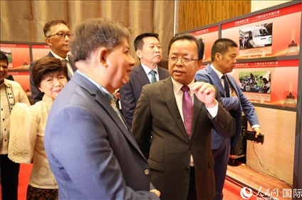 論壇期間配套舉行“‘?dāng)[脫貧困之路’——寧德扶貧開發(fā)圖片展”。人民網(wǎng)記者樊帆 攝