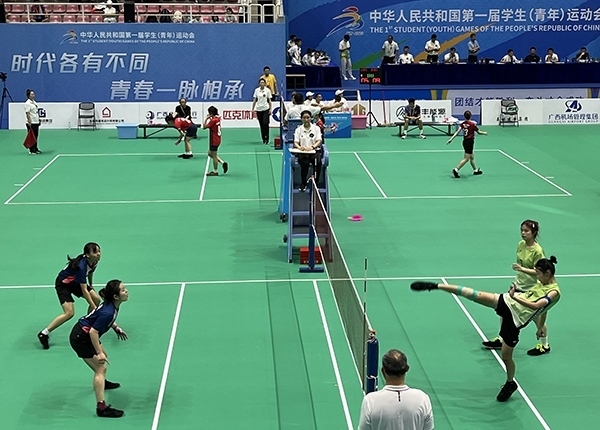 11月11日，第一屆全國(guó)學(xué)生（青年）運(yùn)動(dòng)會(huì)毽球（校園組）比賽現(xiàn)場(chǎng)。人民網(wǎng)記者 歐興榮攝
