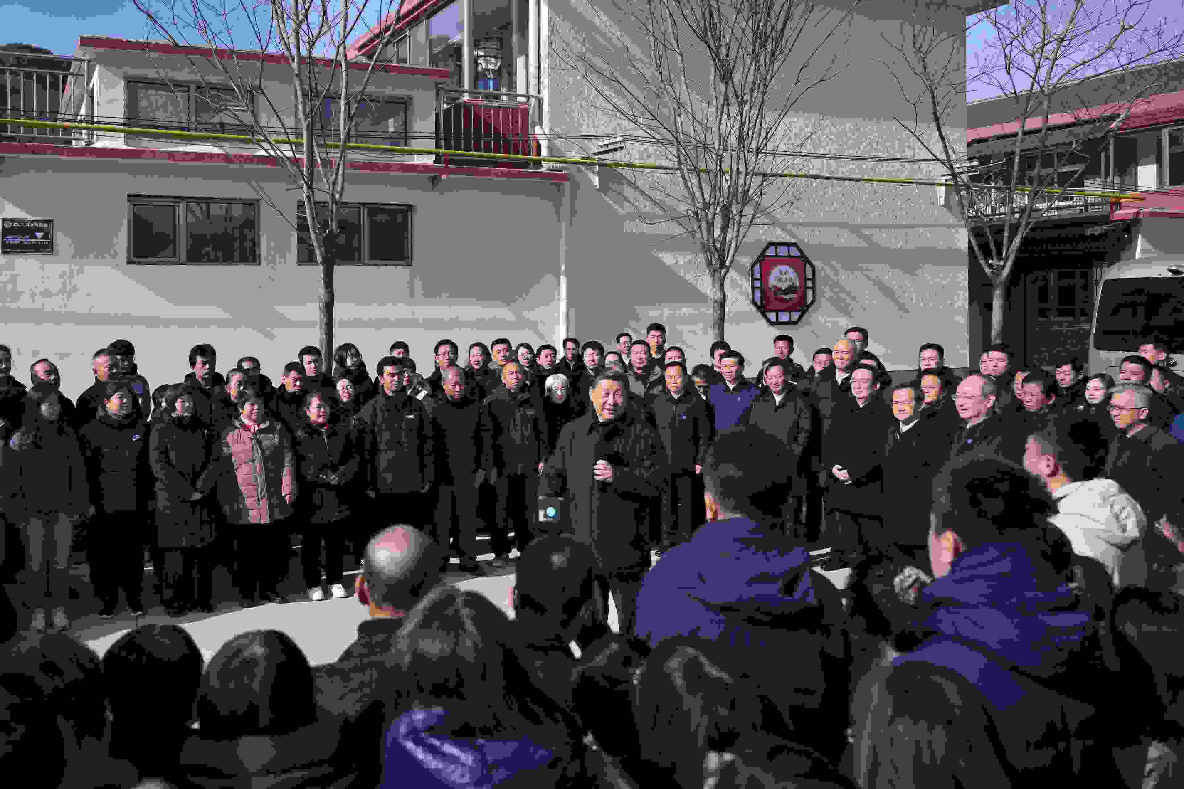 2023年11月10日，習(xí)近平總書(shū)記在北京市門(mén)頭溝區(qū)妙峰山鎮(zhèn)水峪嘴村考察時(shí)，同當(dāng)?shù)厝罕娪H切交流。