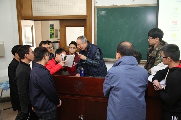 鐘萬勰院士為學(xué)生們答疑解惑。大連理工大學(xué)供圖