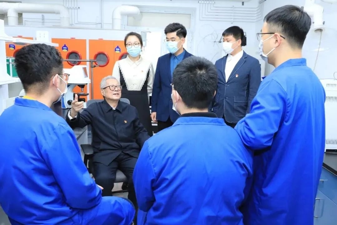 秦裕琨院士在實驗室與青年師生交流。哈爾濱工業(yè)大學(xué)供圖