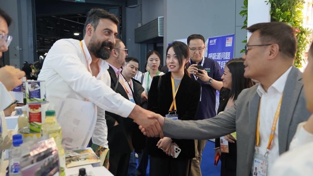 第六屆進博會上，國內(nèi)一家超市行業(yè)的客商與來自美國佐治亞州的企業(yè)展商達成初步合作意向。