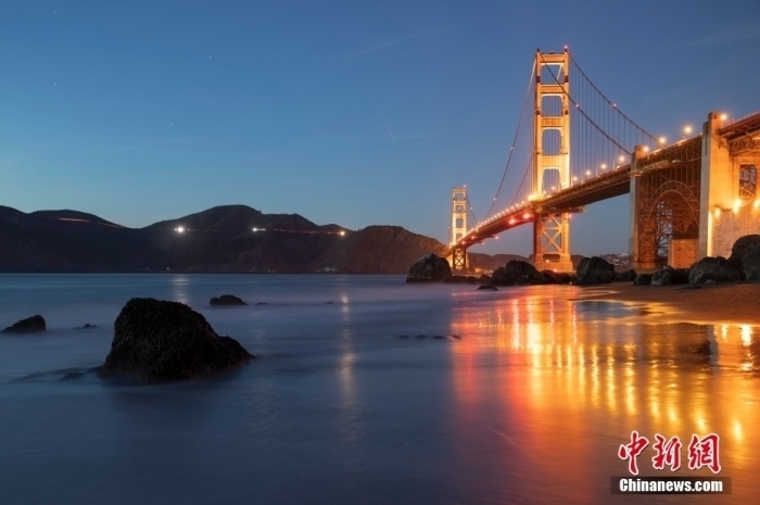 當(dāng)?shù)貢r間10月29日，美國舊金山金門大橋在海浪和夜色的襯托下美如一幅畫。<a target='_blank' href='/'><p class=