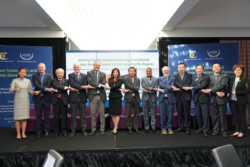 當(dāng)?shù)貢r(shí)間11月13日，2023年亞太經(jīng)合組織會(huì)議期間的重要邊會(huì)“綠色創(chuàng)新與可持續(xù)發(fā)展論壇”在舊金山舉行，有關(guān)學(xué)者、政府官員和清潔能源企業(yè)代表近200人出席。圖為參加論壇的主要嘉賓合影留念?？巳R爾·希斯莫爾 攝