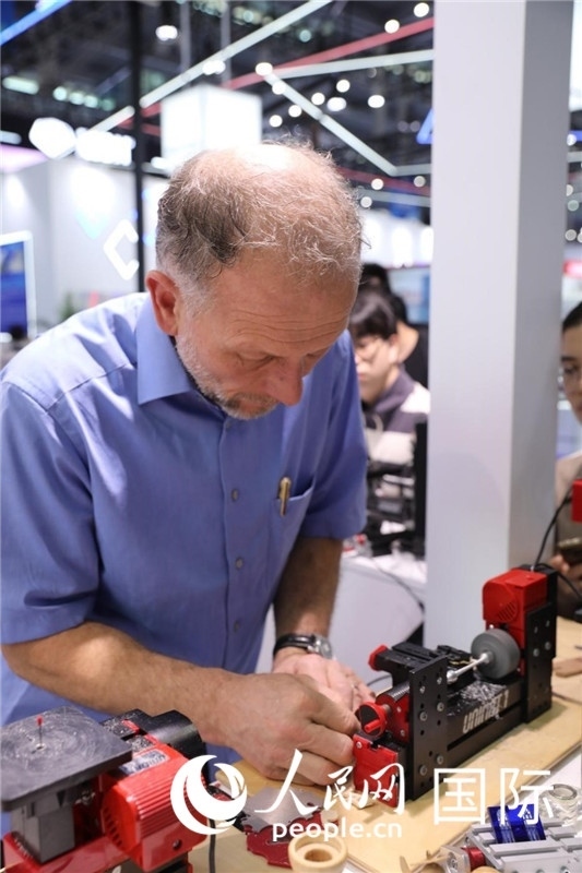 第25屆中國國際高新技術(shù)成果交易會15日在深圳開幕，圖為展商現(xiàn)場演示精密加工工具。人民網(wǎng)記者 魯揚攝