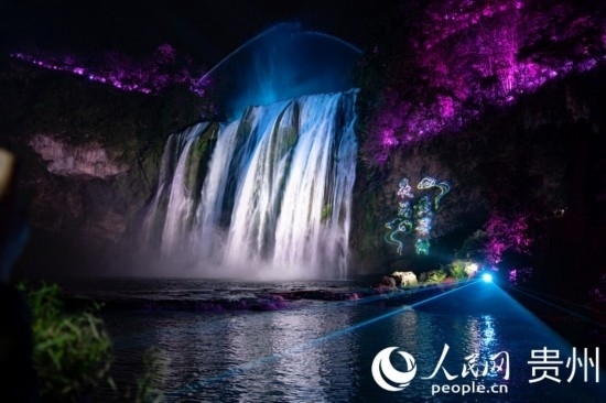 光影中的黃果樹大瀑布。人民網(wǎng) 陽(yáng)茜攝