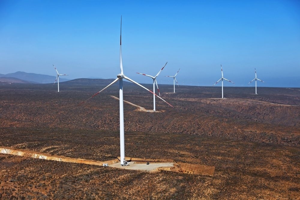 這是2023年2月14日拍攝的位于智利中部沿海的蓬塔謝拉風電場。蓬塔謝拉風電場是中國在智利投資建設的首個風電場，2018年正式投產發(fā)電，可滿足13萬戶家庭的用電需求，同時每年還能減少15.7萬噸碳排放。