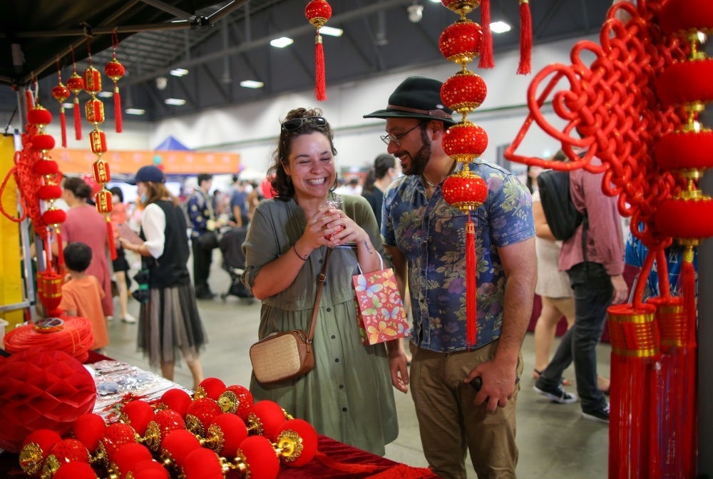2023年1月21日，在新西蘭奧克蘭舉行的迎接中國農歷春節(jié)活動上，人們購買新春裝飾品。這個活動吸引當?shù)厣先f名各族裔民眾聚集一起，共迎中國春節(jié)。
