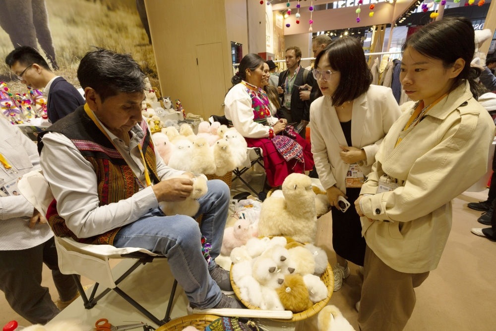 2023年11月7日，秘魯羊駝毛制品手藝人馬馬尼大叔在中國上海舉辦的第六屆進博會上展示羊駝玩偶制作工藝。秘魯特色羊駝毛制品連續(xù)六屆在進博會上亮相，收獲大量訂單。進博會大舞臺讓秘魯傳統(tǒng)手藝人有了更廣闊的發(fā)展空間。