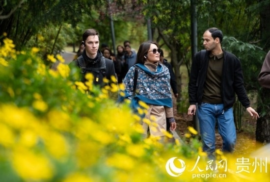 歐亞國(guó)家媒體記者走進(jìn)觀山湖公園。人民網(wǎng) 陽(yáng)茜攝