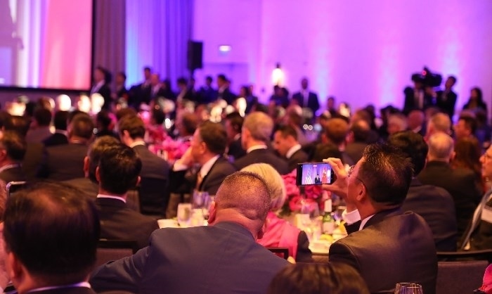 當(dāng)?shù)貢r間11月15日晚，國家主席習(xí)近平在美國舊金山出席美國友好團(tuán)體聯(lián)合舉行的歡迎宴會。在熱烈的掌聲中，習(xí)近平發(fā)表重要演講。圖為參加晚宴人士認(rèn)真聆聽演講。人民日報記者 李志偉 攝