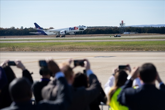 2023年11月8日，運送大熊貓的專機從美國弗吉尼亞州的華盛頓杜勒斯國際機場起飛。旅居美國的大熊貓“美香”“添添”和它們在華盛頓出生并長大的雄性幼崽“小奇跡”當(dāng)天啟程返回中國。新華社記者 劉杰攝
