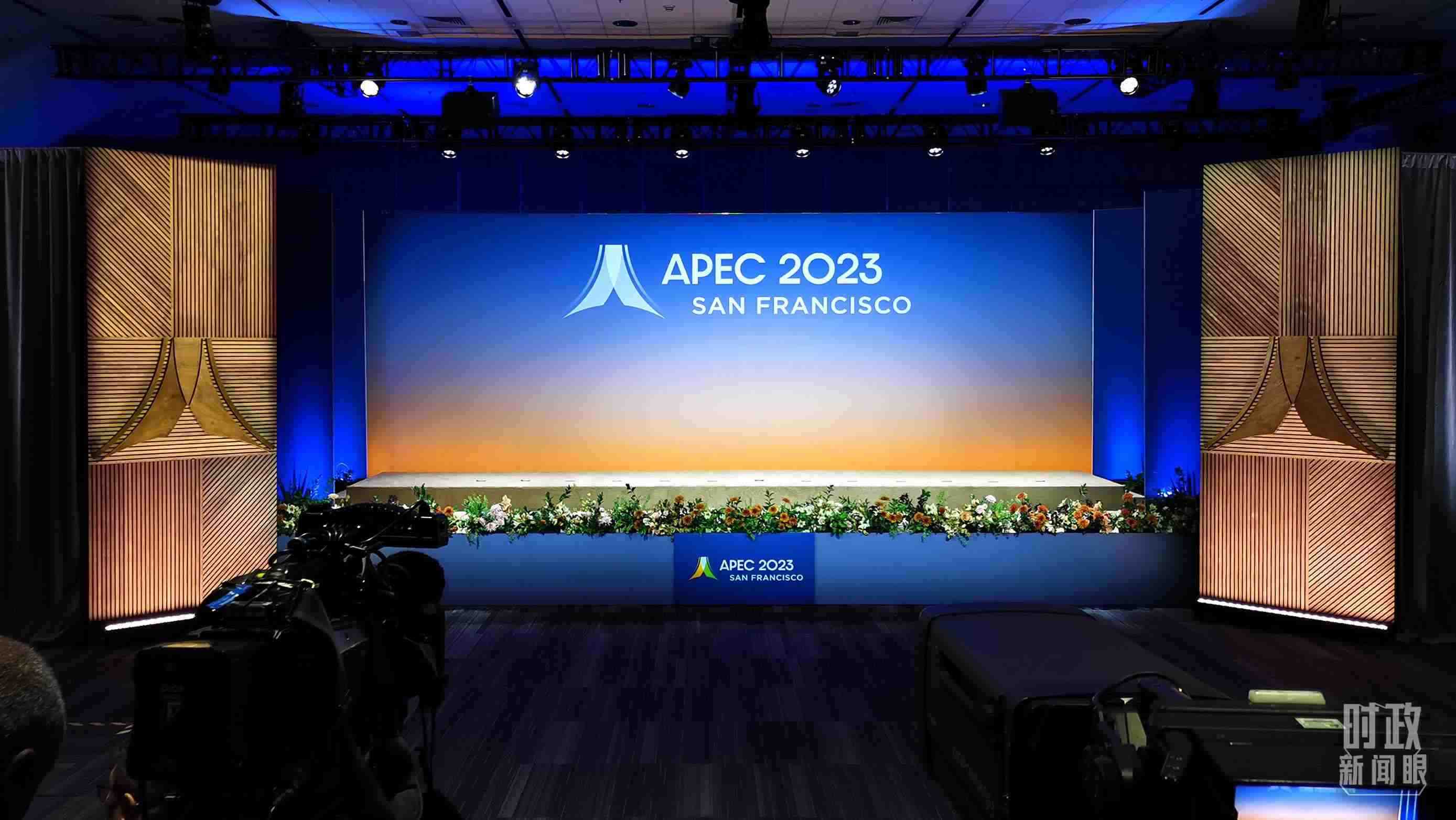 △16日，APEC領(lǐng)導(dǎo)人同東道主嘉賓在對話會前集體合影，圖為記者們在等待合影開始。（總臺央視記者石偉明拍攝）