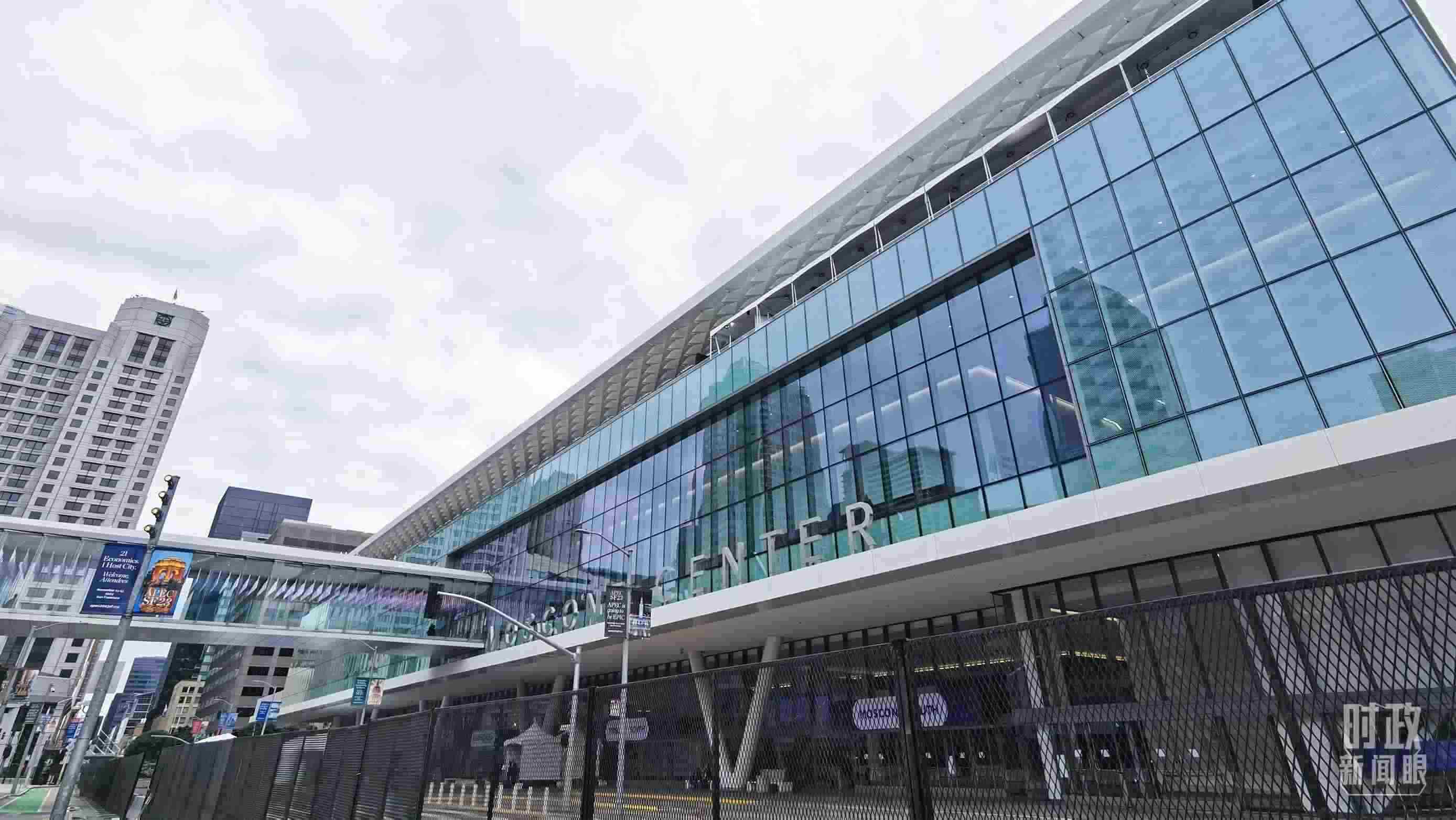 △美國舊金山，莫斯康中心，APEC第三十次領(lǐng)導(dǎo)人非正式會議在這里舉行。（總臺央視記者曹亞星拍攝）