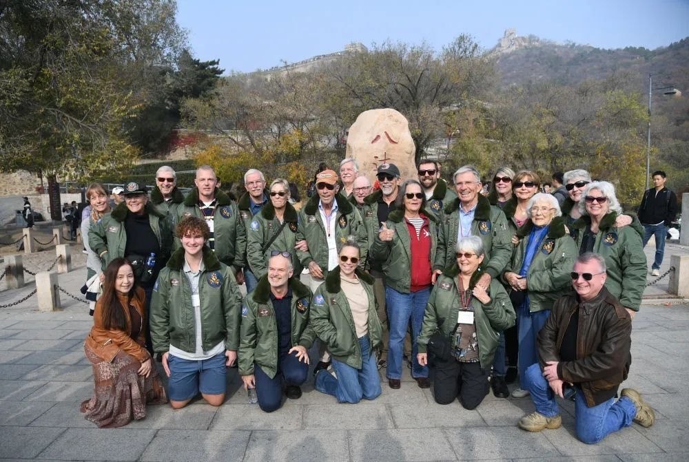 △2023年10月29日，飛虎隊老兵莫耶一行人在北京八達(dá)嶺長城合影留念。