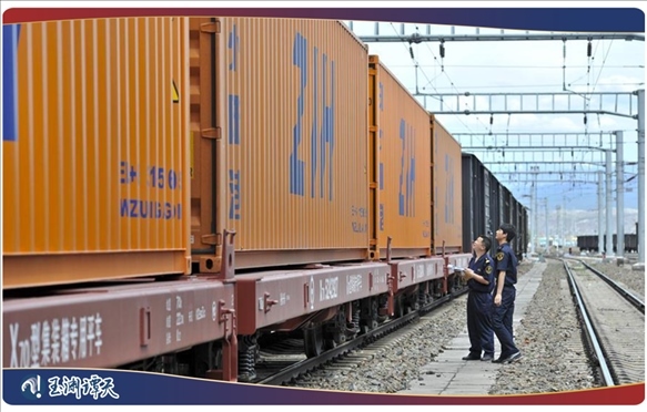 ｜｜新疆阿拉山口，中歐班列從這里經(jīng)過