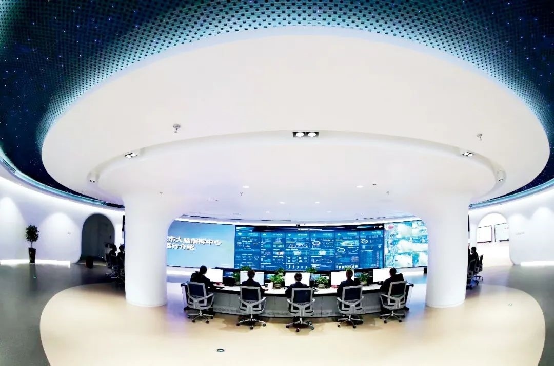 2021年2月2日，江西省撫州市東鄉(xiāng)區(qū)城市大腦指揮中心，工作人員通過城市大腦指揮平臺(tái)實(shí)時(shí)監(jiān)控、抓取、分析相關(guān)案件。