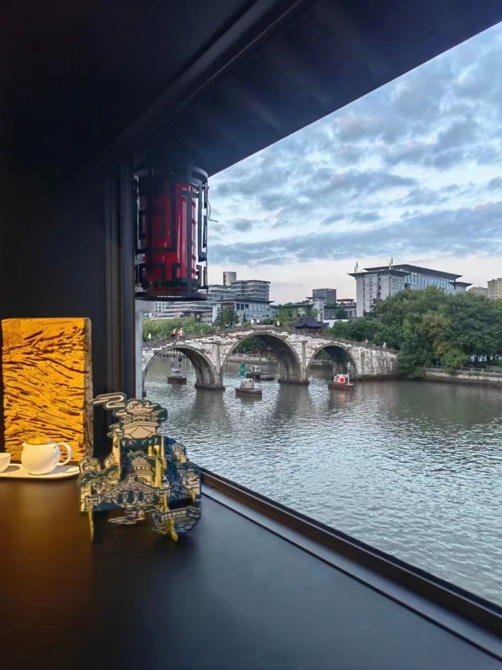 文創(chuàng)產(chǎn)品與拱宸橋。（受訪者供圖）