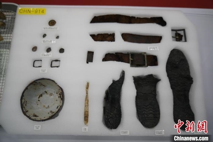 當?shù)貢r間11月22日上午，第十批在韓中國人民志愿軍烈士遺骸裝殮儀式在韓國舉行。圖為裝殮儀式現(xiàn)場拍攝的部分志愿軍烈士遺物。中新社記者劉旭 攝