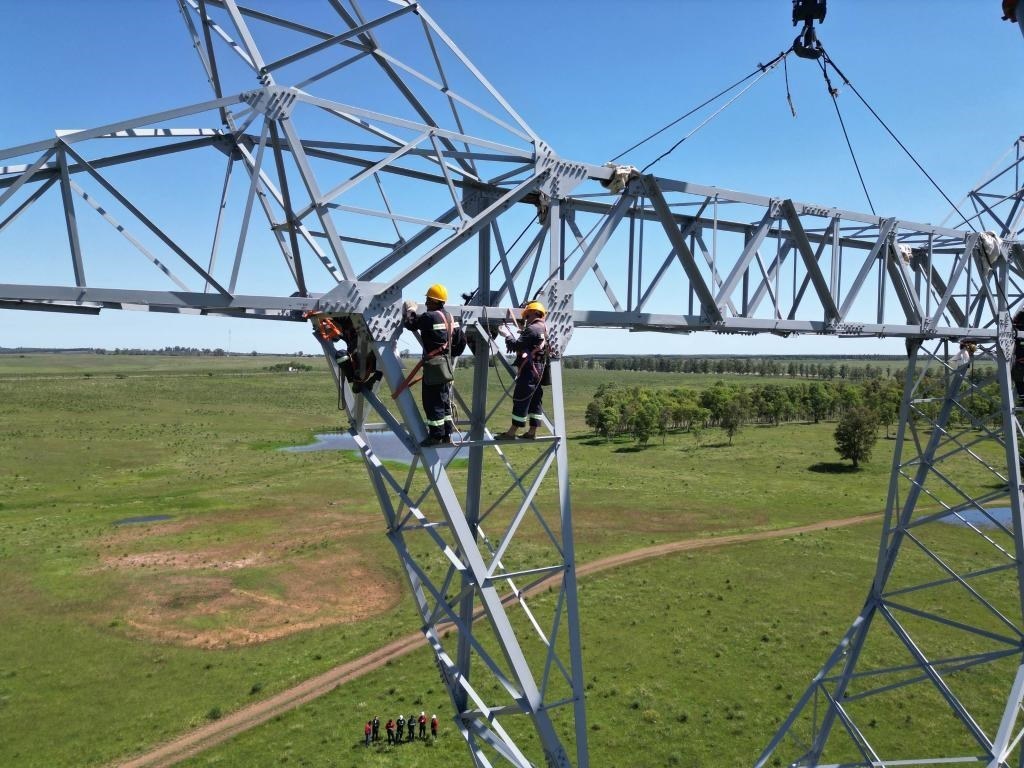 這是2023年11月15日拍攝的位于烏拉圭派桑杜省烏拉圭500千伏輸變電環(huán)網(wǎng)閉合項(xiàng)目施工現(xiàn)場(chǎng)。
