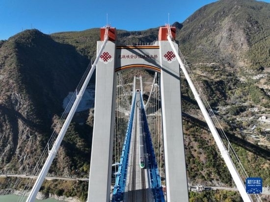 11月25日，列車通過麗香鐵路金沙江特大橋（無人機照片）。