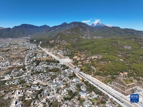 11月25日在麗江市境內(nèi)拍攝的即將開通的麗香鐵路（無人機照片）。