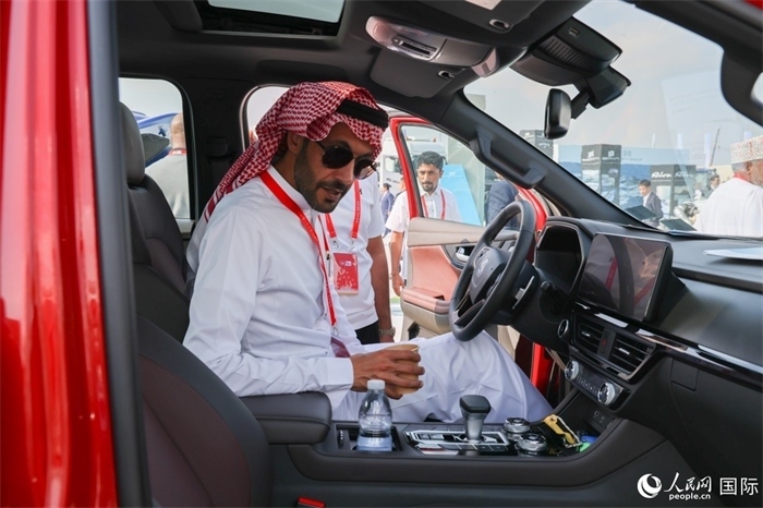 嘉賓參觀體驗山東重工產(chǎn)品。人民網(wǎng)記者 任皓宇攝