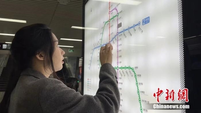 李佳夢正在坐地鐵。呂盛楠 攝