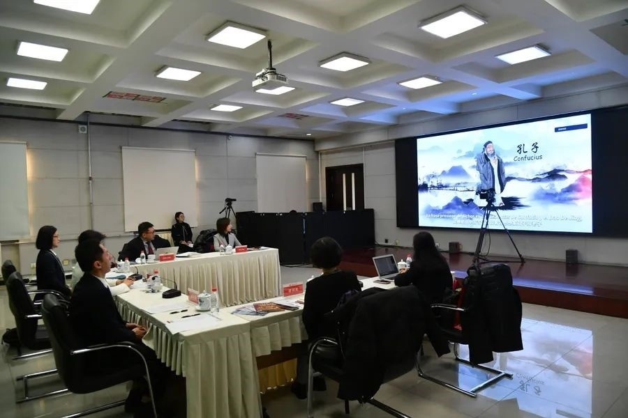 與會嘉賓觀看由美洲中心策劃制作的“一帶一路”主題視頻節(jié)目《習語用典——大道不孤 眾行致遠》。